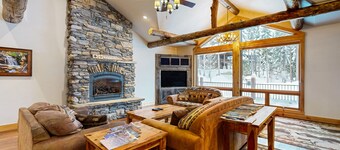 Ski-In/Ski-Out on Big Mountain with Gourmet Kitchen Hot Tub & Amazing Views