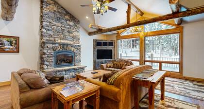 Ski-In/Ski-Out on Big Mountain with Gourmet Kitchen Hot Tub & Amazing Views