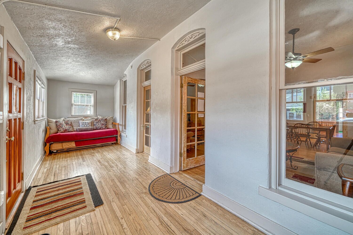 TV, caminetto, lettore DVD, impianto stereo