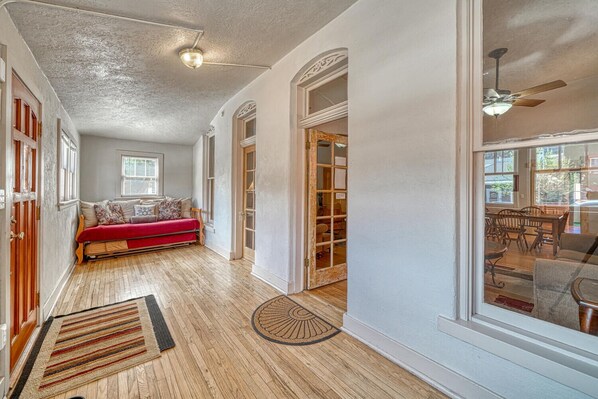 تلفزيون، مدفأة، مشغل دي في دي، ستيريو