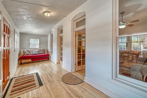 Dog Friendly- Scott's Downtown