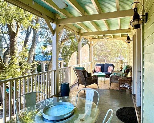 Whispering Palms - Pet Friendly. Private Pool. Screened Porch  Walk to Beach