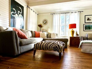 TV, books - Whispering Palms - Pet Friendly. Private Pool. Screened Porch  Walk to Beach (Tybee Island)