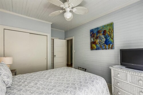 Whispering Palms - Pet Friendly. Private Pool. Screened Porch Easy walk Beaches