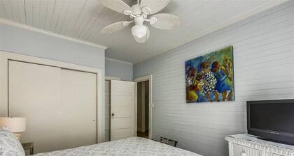 Whispering Palms - Pet Friendly. Private Pool. Screened Porch Easy walk Beaches