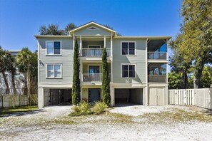 Exterior - Whispering Palms - Pet Friendly. Private Pool. Screened Porch  Walk to Beach (Tybee Island)