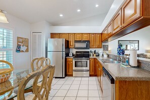 Kylskåp, mikrovågsugn, ugn och spishäll