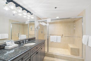 Een douche, handdoeken