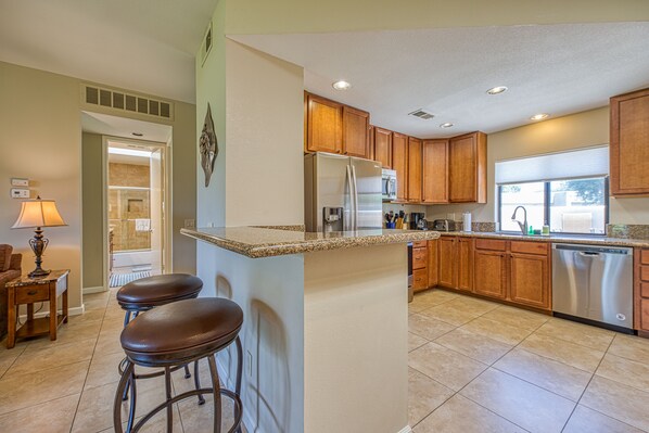 Jääkaappi, mikroaaltouuni, uuni, liesi