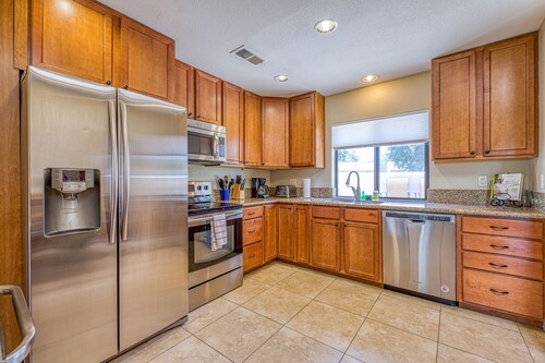 Golfkentän vetäytyminen, jossa on jaettu uima-allas, uima-allas-kylpylä ja helppo pääsy