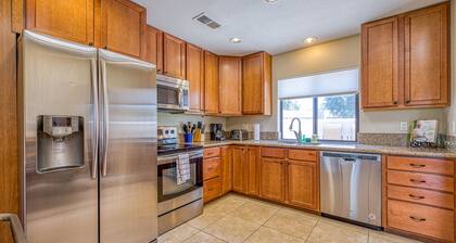 Retiro en el campo de golf, con piscina compartida, spa en la piscina y fácil acceso a las atracciones