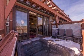 Outdoor spa tub - Relaxing Luxury Townhome, Great Location Overlooking Nature Preserve in Park City Preserve (Park City)