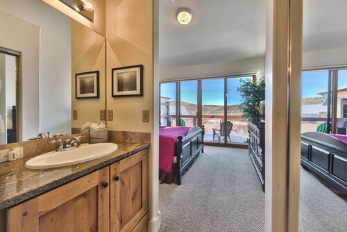 Relajante Lux Townhome con vistas a la reserva natural. Bañera de hidromasaje + paseo a restaurantes, tiendas, transporte