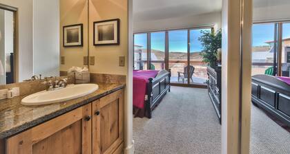 Relajante Lux Townhome con vistas a la reserva natural. Bañera de hidromasaje + paseo a restaurantes, tiendas, transporte