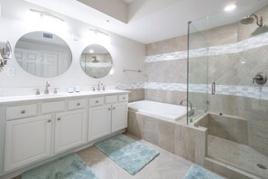 Dusche, Whirlpool, Haartrockner, Handtücher