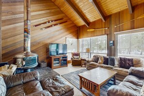 TV, fireplace, DVD player, ping pong - Peaceful Cabin Escape | Hot Tub, SHARC passes, A/C, Walk to River - Dogs OK (Sunriver)