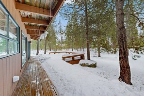 Terrace/patio - Peaceful Cabin Escape | Hot Tub, SHARC passes, A/C, Walk to River - Dogs OK (Sunriver)
