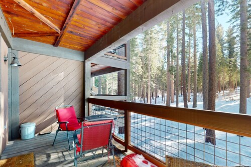 Bright studio with access to hot tub & pools - near the slopes