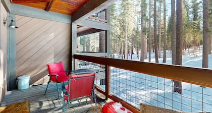 Bright studio with access to hot tub & pools - near the slopes