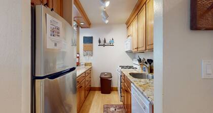 Valoisa studio w / jaettu poreallas ja uima-allas! 10 kilometriä rannoille! Lähellä rinteitä!