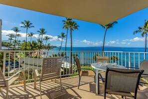 Outdoor dining - Island Paradise Found: Comfort and Oceanfront Views at Kamaole Nalu #404 (Kihei)