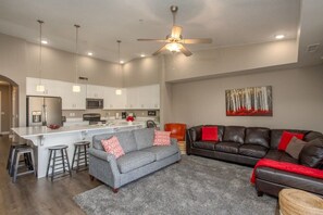 Una televisión, una chimenea, una oficina