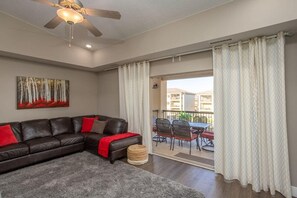 Una televisión, una chimenea, una oficina