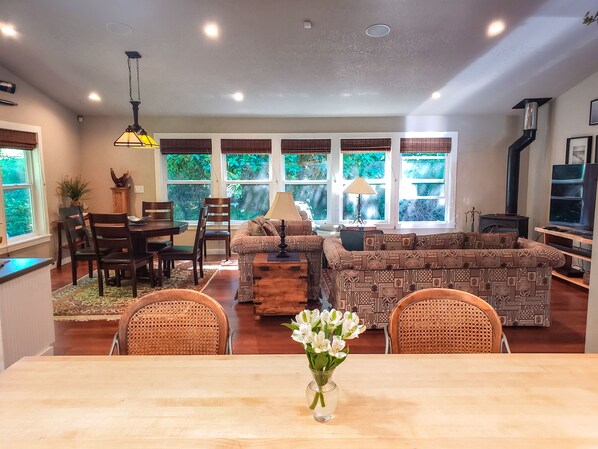 Smart TV, DVD player, books, stereo - Beautiful Garden home by the Bay! (Netarts)