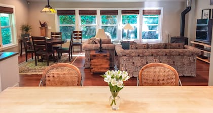 Schöner Garten zu Hause durch die Bucht!