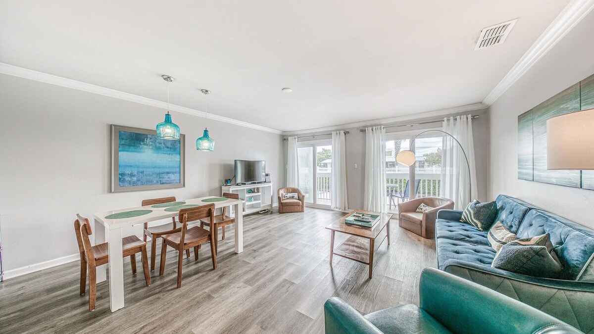 Beach Chairs and Umbrella! Sandpiper Cove 3100!