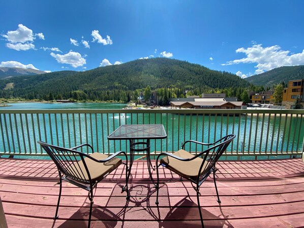 Outdoor dining - Beautiful studio with a hot tub onsite & shuttle (Keystone)