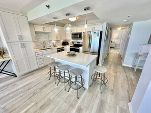 Frigorífico, microondas, horno y placa de cocina