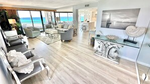 Un'ampia zona giorno con vista sull'oceano, una sala da pranzo e una cucina.