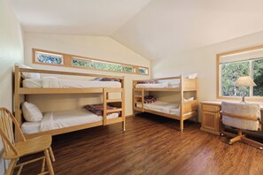 5 bedrooms, iron/ironing board, free WiFi, bed sheets