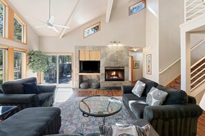 TV, fireplace, DVD player - 1 Colonial- Primary Suites, Hot Tub, SHARC, A/C, Steps to Village & SHARC! (Sunriver)