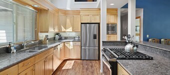 5 Primary Suites, Hot Tub, SHARC, A/C, Steps to Village & SHARC!