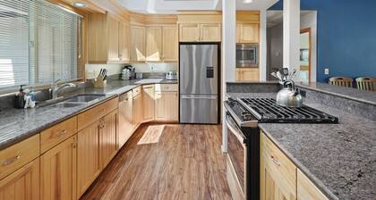 5 Primary Suites, Hot Tub, SHARC, A/C, Steps to Village & SHARC!