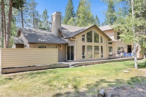 Exterior - 1 Colonial- Primary Suites, Hot Tub, SHARC, A/C, Steps to Village & SHARC! (Sunriver)