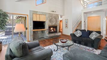 Télévision, cheminée, lecteur de DVD