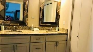 Ensemble douche/baignoire, serviettes fournies