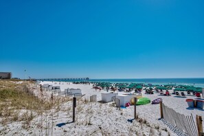 On the beach - A316!  GREAT FAMILY GETAWAY! OVERLOOKS THE WATERPARK! (Fort Walton Beach)