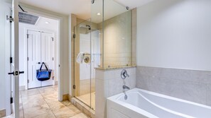 Bañera, secador de pelo, toallas, jabón