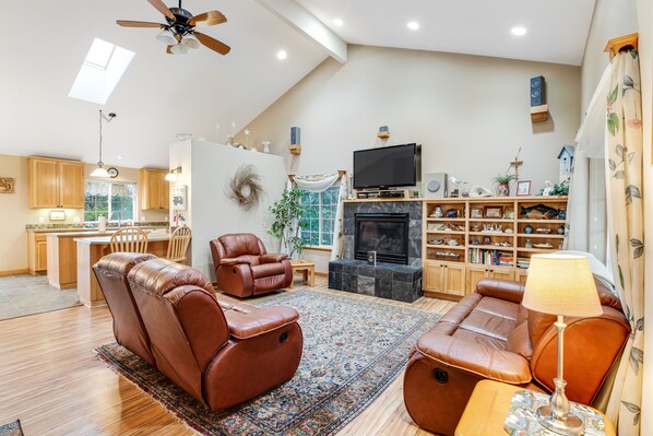 Fernseher, Kamin, DVD-Player, Tischtennisplatte