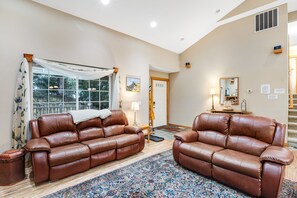 Fernseher, Kamin, DVD-Player, Tischtennisplatte