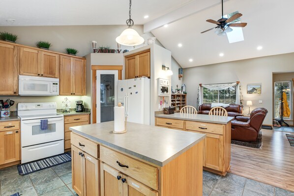 Kjøleskap, mikrobølgeovn, ovn og kokeplater