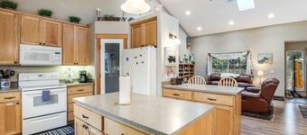 Great home with Ping-Pong table - walk to the beach & Sunset Lake