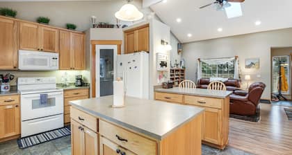 Great home with Ping-Pong table - walk to the beach & Sunset Lake