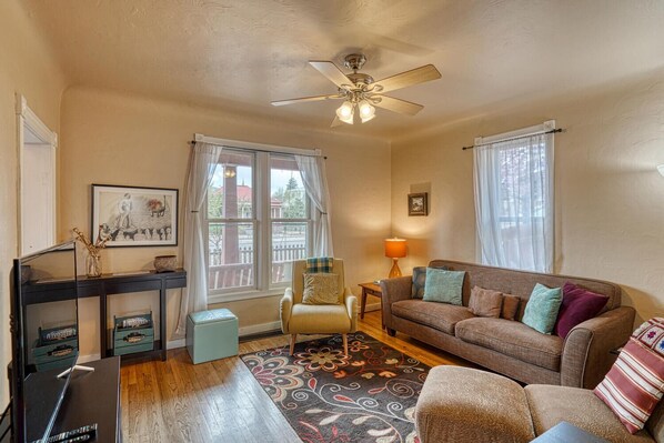 Télévision à écran plat, lecteur de DVD, services de streaming