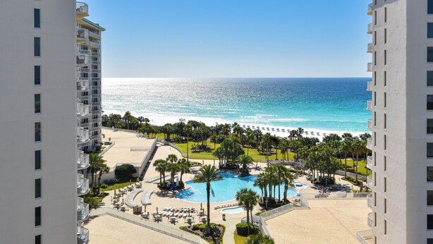 Un resort con piscina, playa y vista al océano.