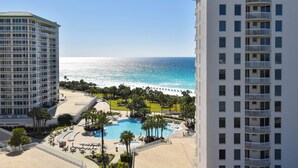 Un resort con piscina, playa y vista al océano.